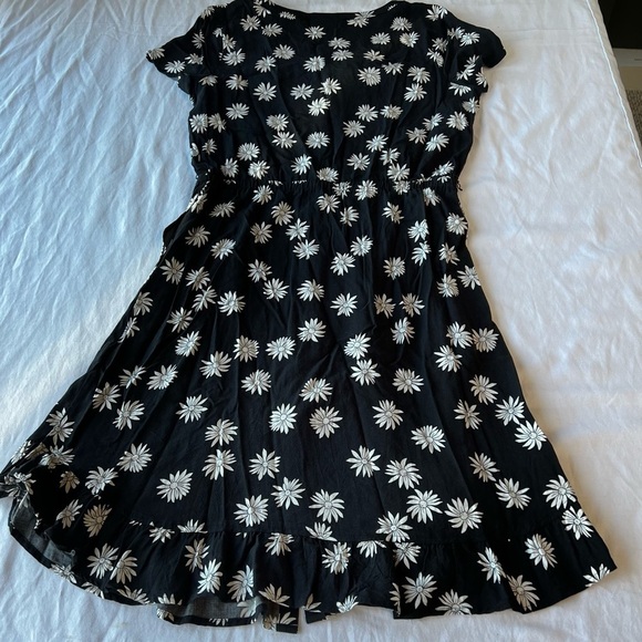J Jill Black size S Dress Black with White Daisies Button Front Ruffle Pockets - Picture 3 of 9